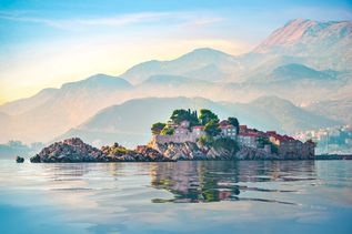 Eine Insel im Fjord von Montenegro