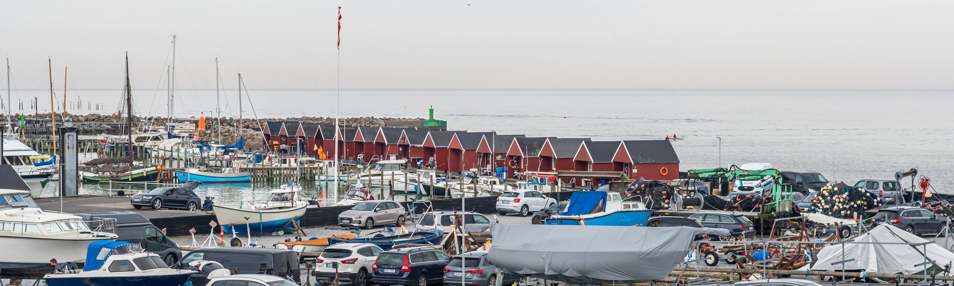 Blick auf dänischen Hafen mit Booten