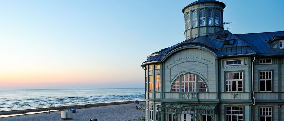 Romantischer Sonnenuntergang am nur 25 Kilometer entfernten Strand im Seebad Jūrmala