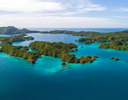 Landschaftsaufnahme aus der Drohnenperspektive der Vanua Balavu Bay of Islands in Fidschi