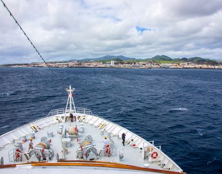Blick über die MS Hamburg aif das Meer bei Ponta Delgada