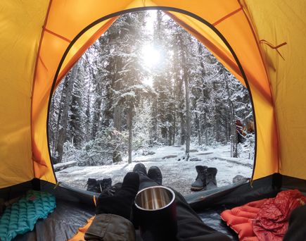 Camping im Zelt im Schnee