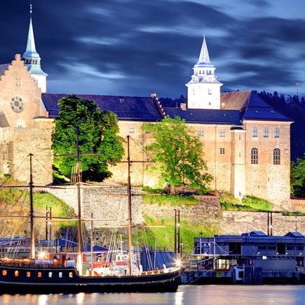  Mittelalterliche Festung Akershus am Fjord bei Nacht