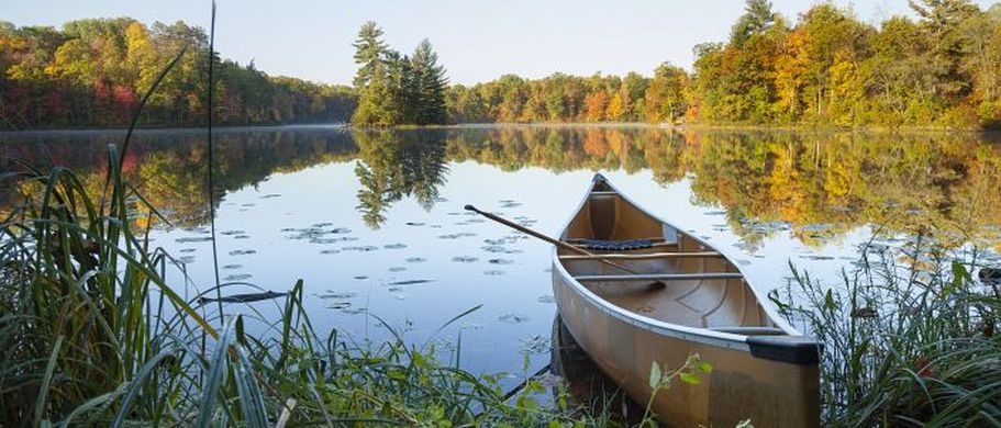 Indian Summer Kanu am Ufer