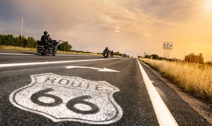 Ein Motorradfahrer fährt auf der Route 66 bei Sonnenuntergang.