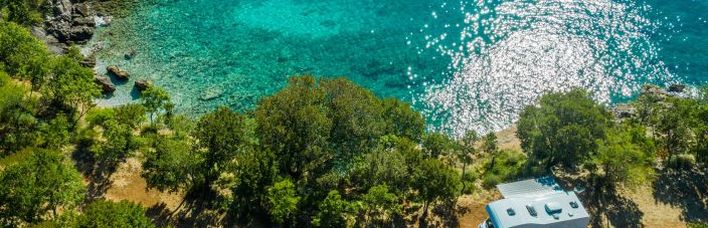 Eine Luftaufnahme eines Sees mit türkisfarbenem Wasser.