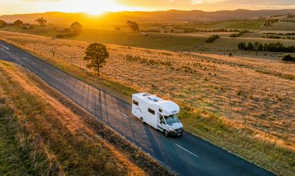 River VAlley, Wohnmobil fährt auf Highway in Australien