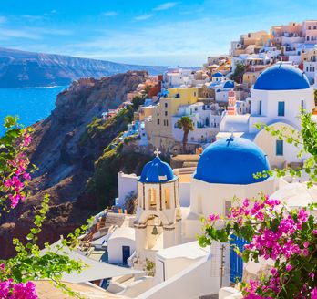 Weiß getünchte Häuser mit blauen Dächern auf Santorin