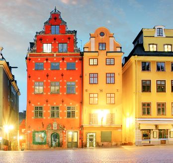 Eine Reihe von bunten Häusern in Stockholm.