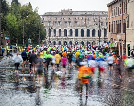 Eine große Gruppe Läufer in Rom vor dem Colosseum
