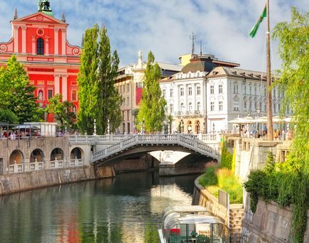 Eine Stadtansicht von Ljubljana, Slowenien, mit einem Fluss und einer Burg.