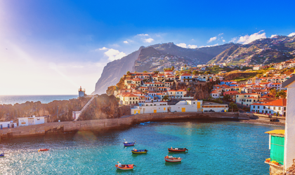 Bunte Boote im Hafen von Camara de Lobos in Madeira 