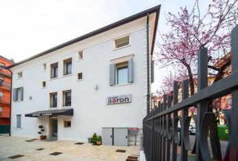 Hotel, Aaron