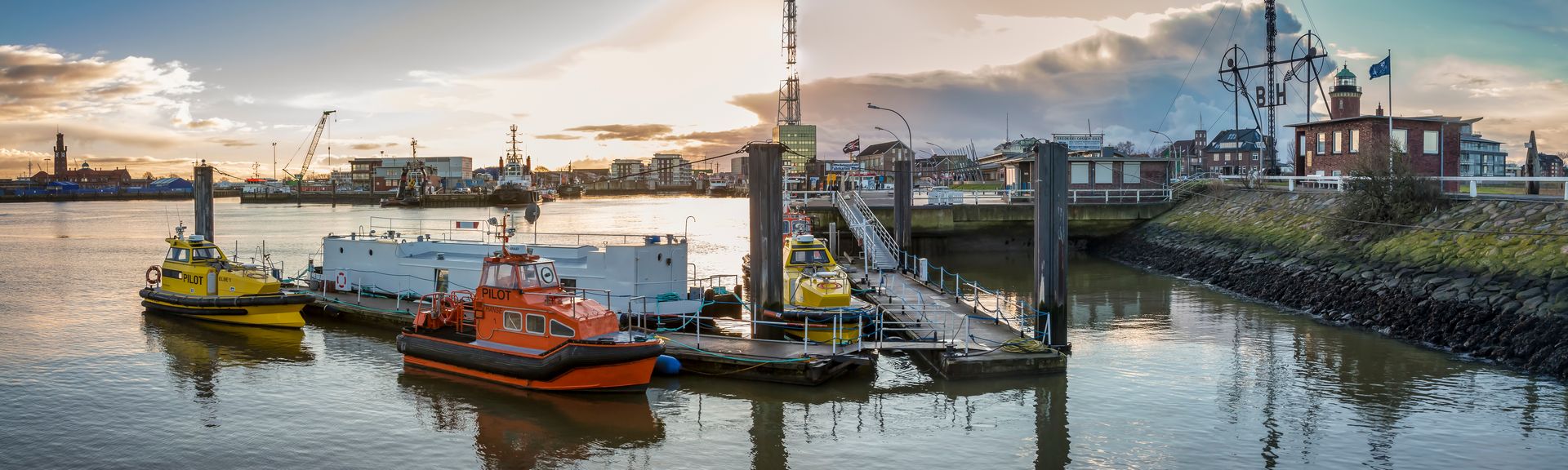 Cuxhaven Panorama Blick von der Alten Liebe Richtung Hafen mit Semaphor und Stadt