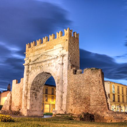 Camping Adria Urlaub Augustusbogen in Rimini bei Nacht