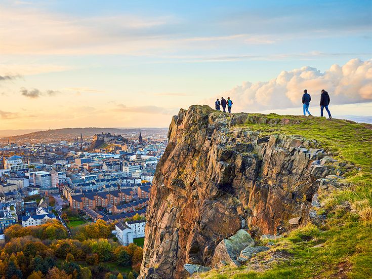 2 Menschen stehen auf Klippe in Schottland