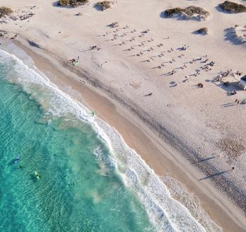 Eine Luftaufnahme eines Strandes mit türkisfarbenem Wasser.