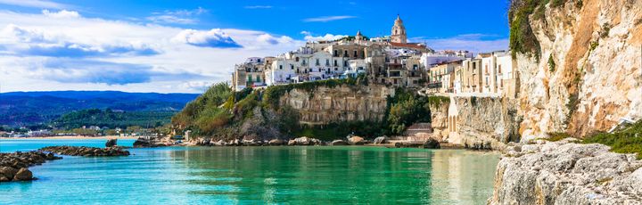 Blick auf den Hafen von Vieste.