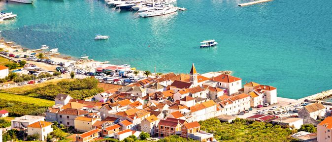 Camping Dalmatien Urlaub Dorf am Wasser und Hafen Trogir Seget