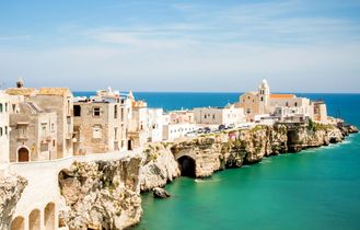 Eine Hafenstadt mit vielen Booten und Gebäuden.