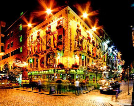 Eine beleuchtete Stadtansicht von Dublin bei Nacht.