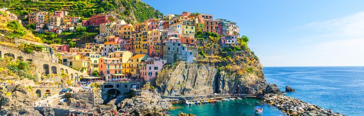Blick auf Manarola im Nationalpark Cinque Terre, bunte Häuser auf felsiger Bucht
