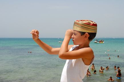 Junge in Tunesien am Strand