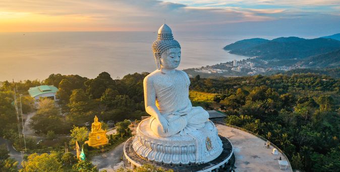 Luftaufnahme des Big Buddha Aussichtspunkts bei Sonnenuntergang in der Provinz Phuket, Thailand