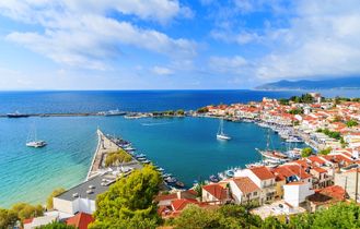 Eine Hafenstadt mit vielen Booten und Gebäuden.