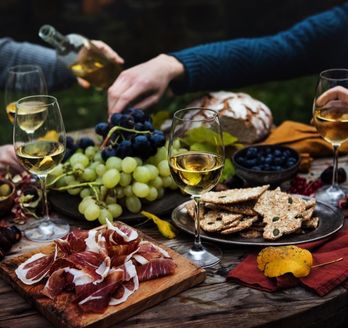 Ein Teller mit verschiedenen Speisen, darunter Fisch und Gemüse.