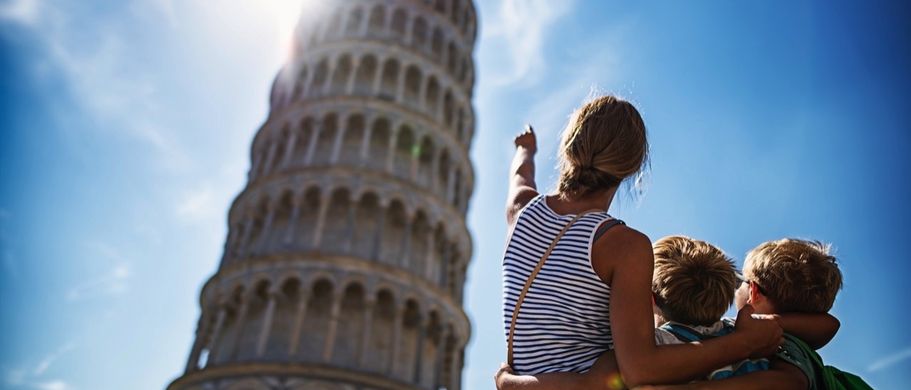 Frau mit Kindern vor dem schiefen Turm von Pisa