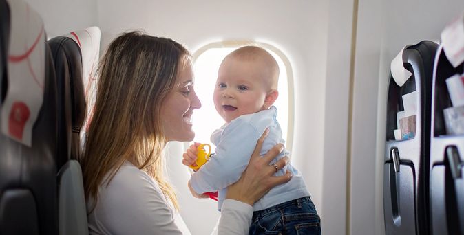 Mutter mit Baby im Flugzeug
