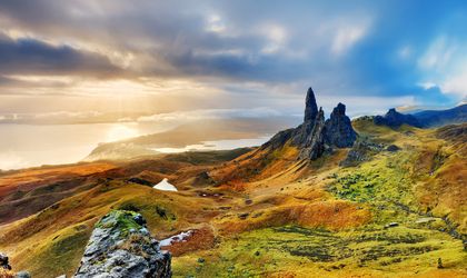 Eine felsige Küstenlandschaft auf der Isle of Skye, Schottland, mit einem alten Gebäude.
