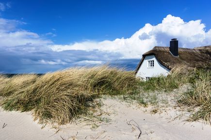 Haus am weißen Strand