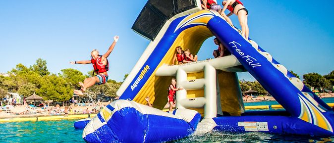 Camping Dalmatien Urlaub Kinder springen ins Wasser