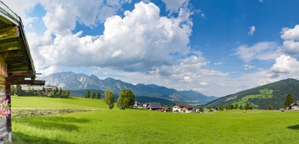 Panorama von einem Haus in Gebirgen umgeben von grüner Natur
