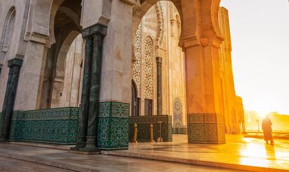 Sonnenstrahlen im Sonnenuntergang der Hassan II Moschee
