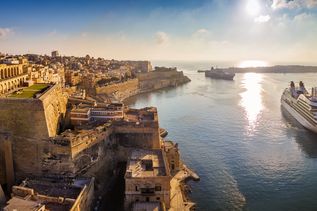 Blick auf die Hafeneinfahrt von Malta mit Kreuzfahrtschiff
