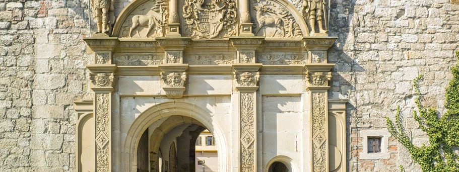 Tor zum Schloss Hohentübingen, in dem alte Kunstwerke und archäologische Ausstellungen auf Sie warten