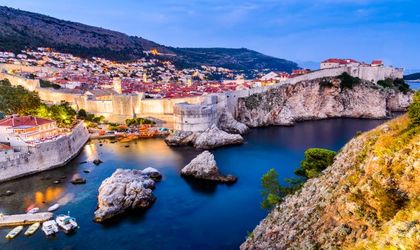 Eine Luftaufnahme der Altstadt von Dubrovnik, Kroatien, bei Sonnenuntergang.