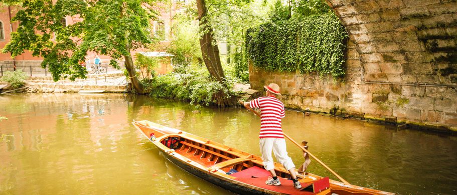 Romantisch: Unternehmen Sie im Bamberg-Urlaub eine Gondelfahrt auf der Regnitz