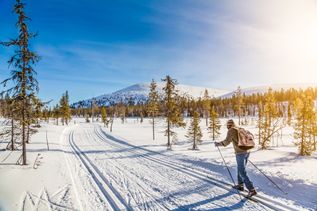 Schneeschuhwanderer im Schnee in Finnisch Lappland