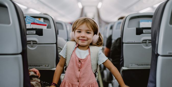 Kind im Flugzeug mit Kopfhöhrer
