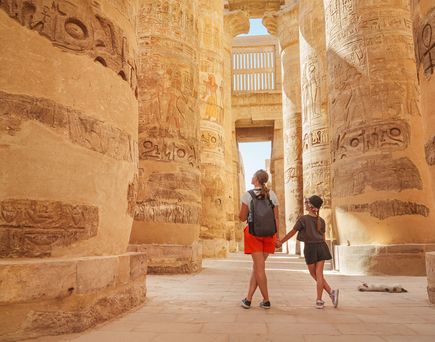 Elternteil mit Kind in Ägypten beim Kulturbesuch