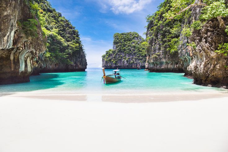 Thai traditionelles hölzernes Longtail-Boot und schöner Strand in der Provinz Phuket, Thailand