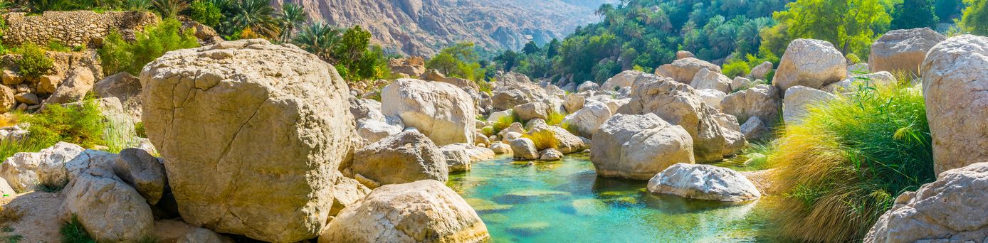 Oman sehr große Steine im Wasser