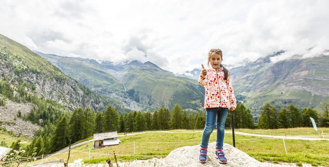 Kind in den alpen