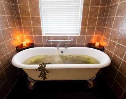  Voya-Seaweed-Baths-Strandhill-Co-Sligo- Algenbad in einer BAdewanne in Irland