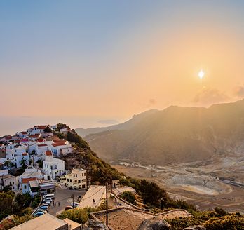 Griechische Inseln Blick auf weiße Häuser auf der Klippe