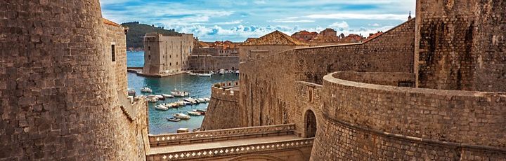 Eine Ansicht der Altstadt von Dubrovnik von einer Burg aus.